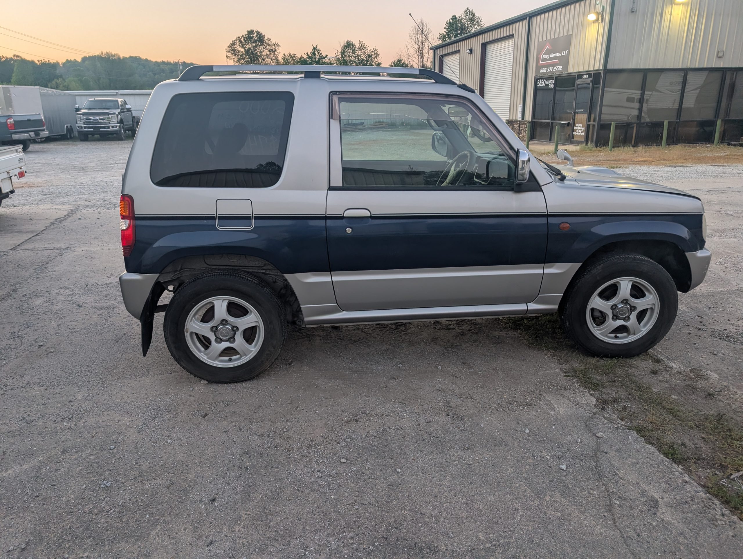 
								2000 Mitsubishi Pajero Mini — Stock #00071 full									