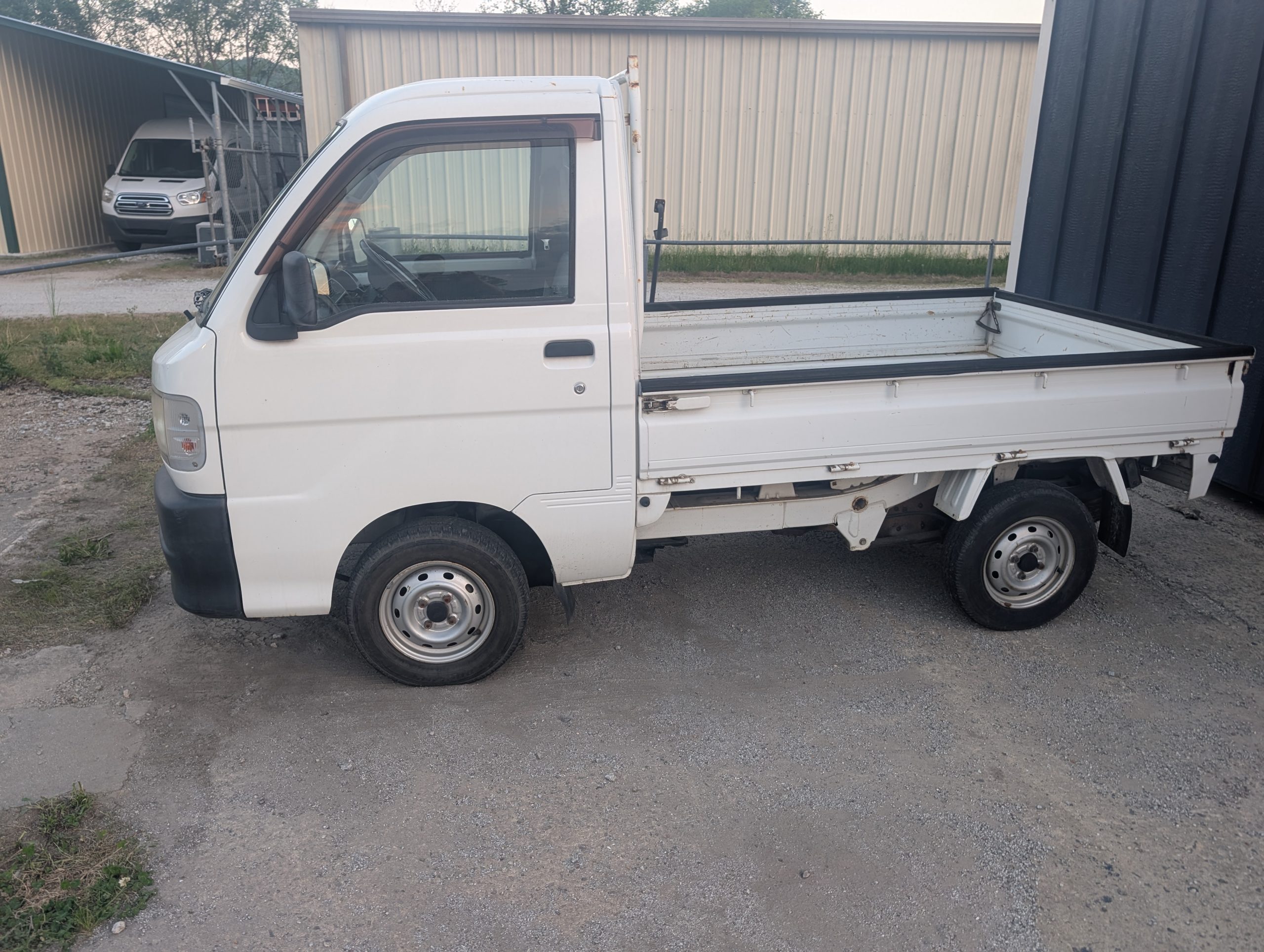 
								Go Anywhere: 2000 Daihatsu Hijet 4WD 5-Speed full									