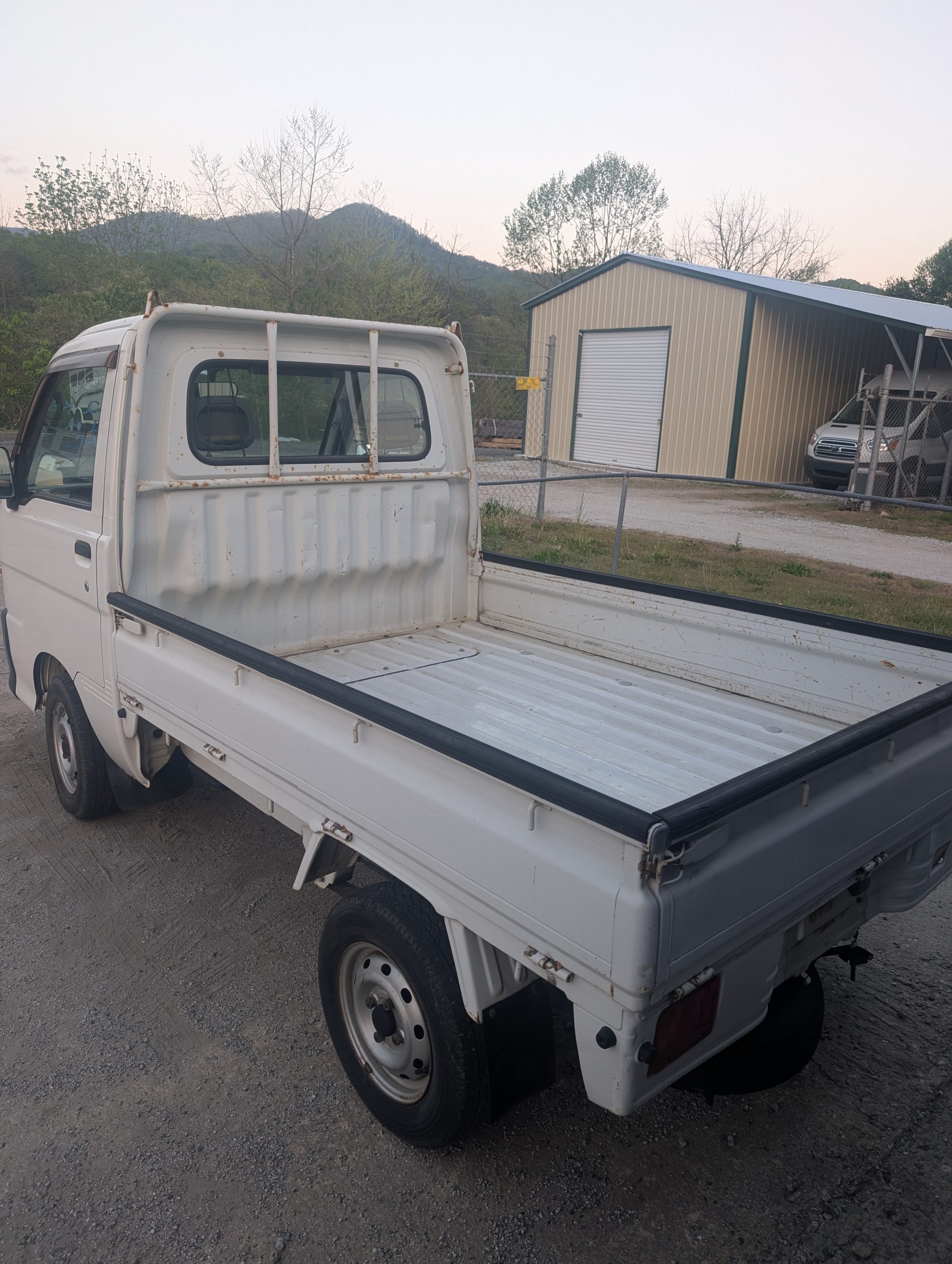 
								Go Anywhere: 2000 Daihatsu Hijet 4WD 5-Speed full									