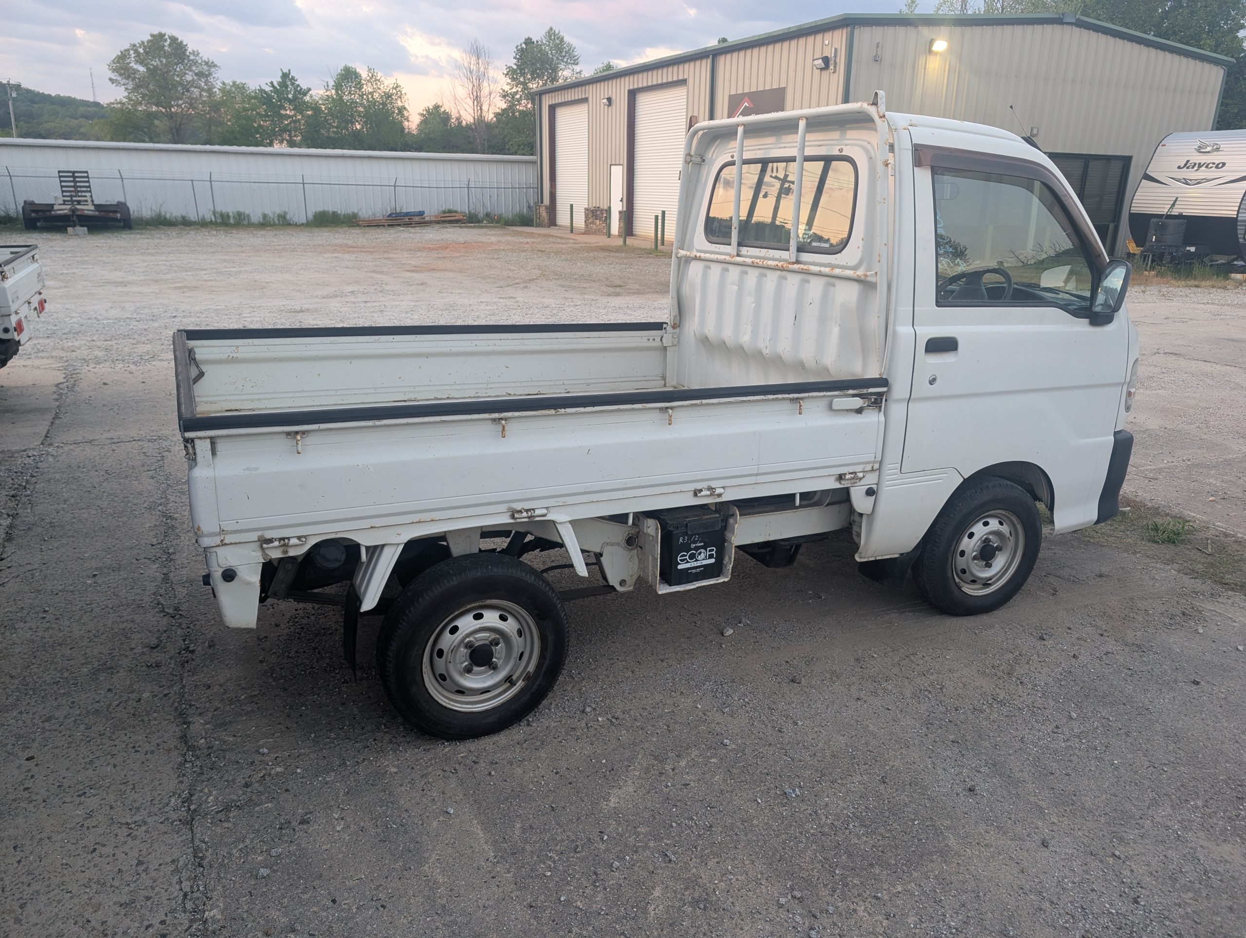 
								Go Anywhere: 2000 Daihatsu Hijet 4WD 5-Speed full									