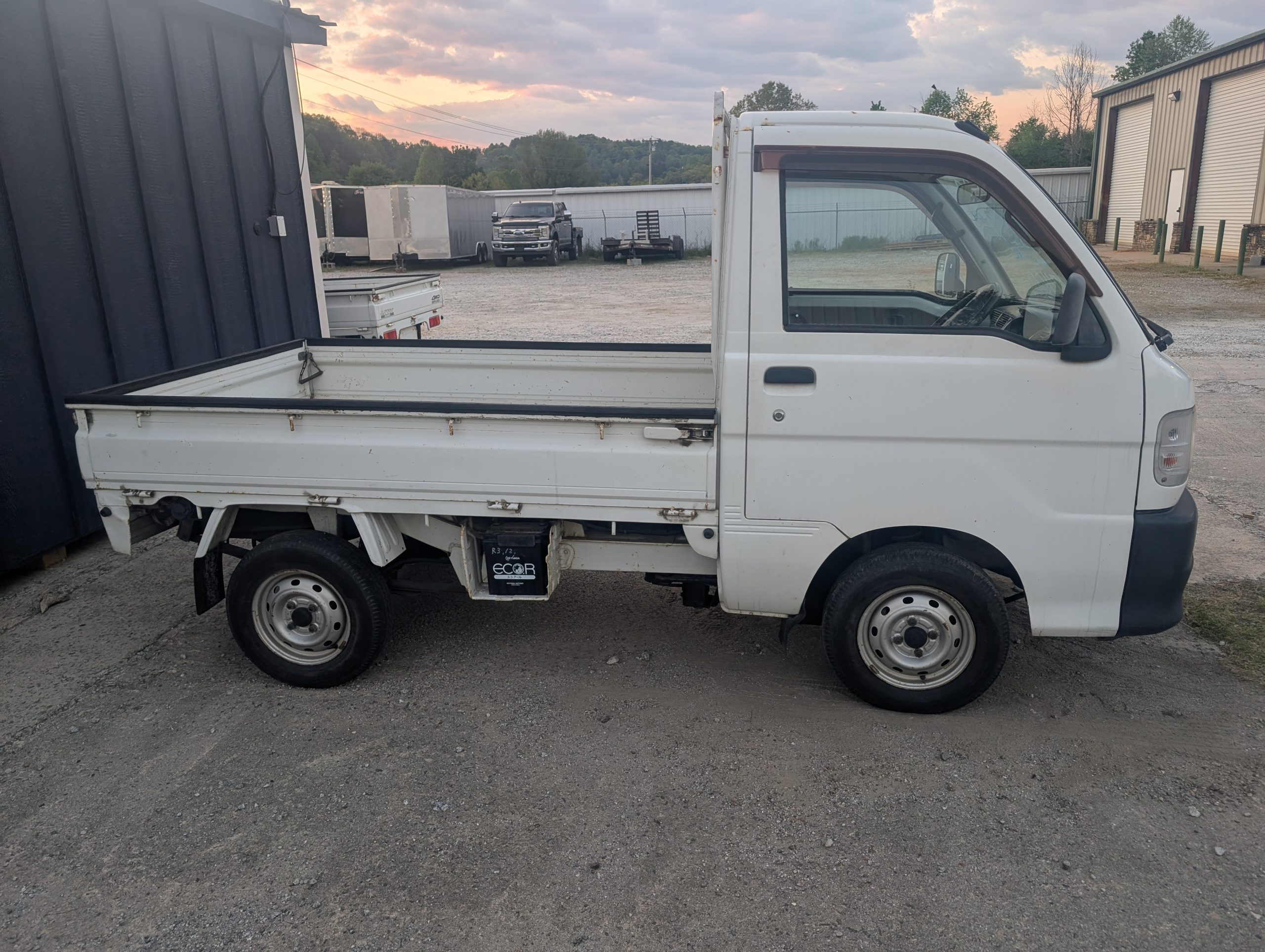 
								Go Anywhere: 2000 Daihatsu Hijet 4WD 5-Speed full									