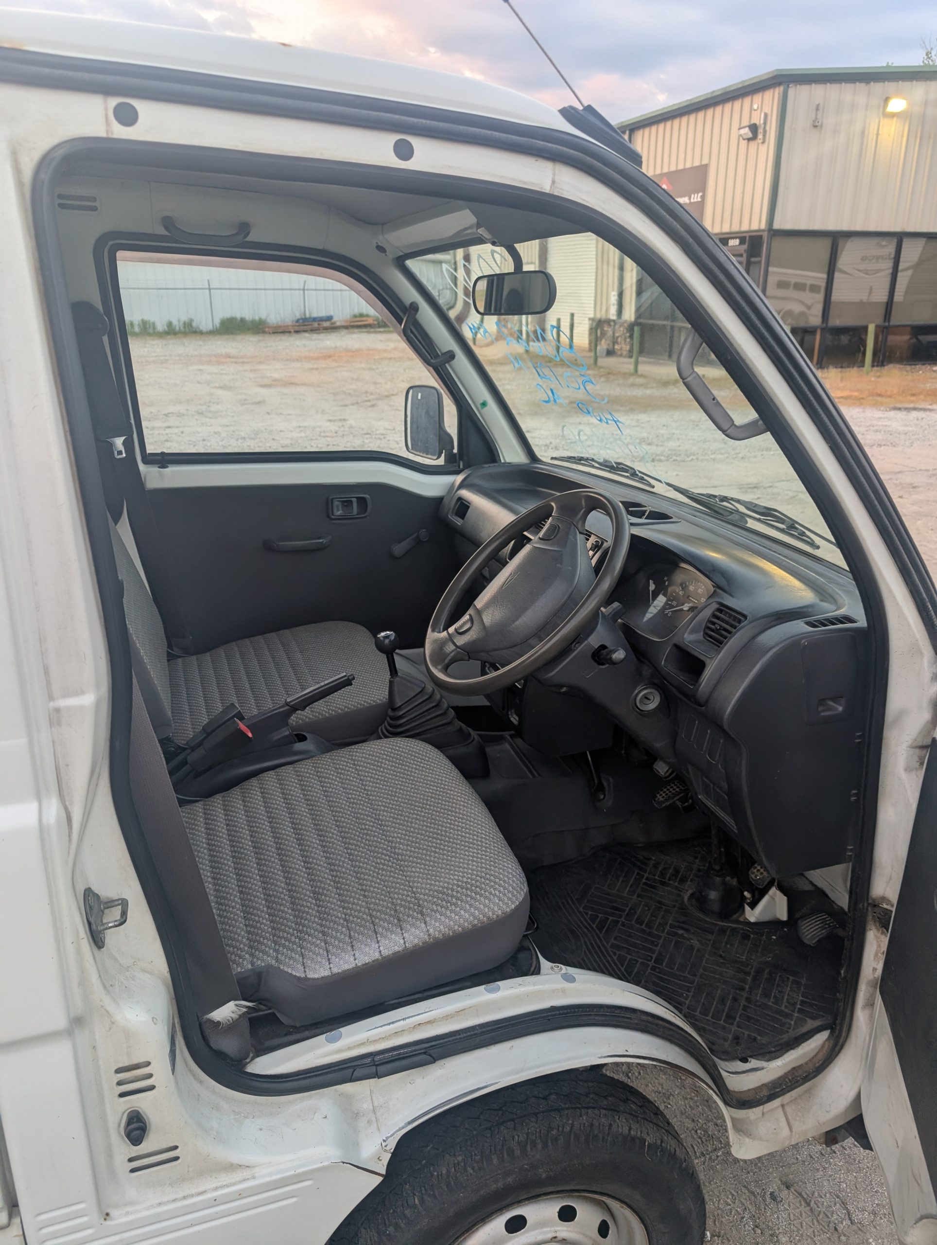 
								Go Anywhere: 2000 Daihatsu Hijet 4WD 5-Speed full									