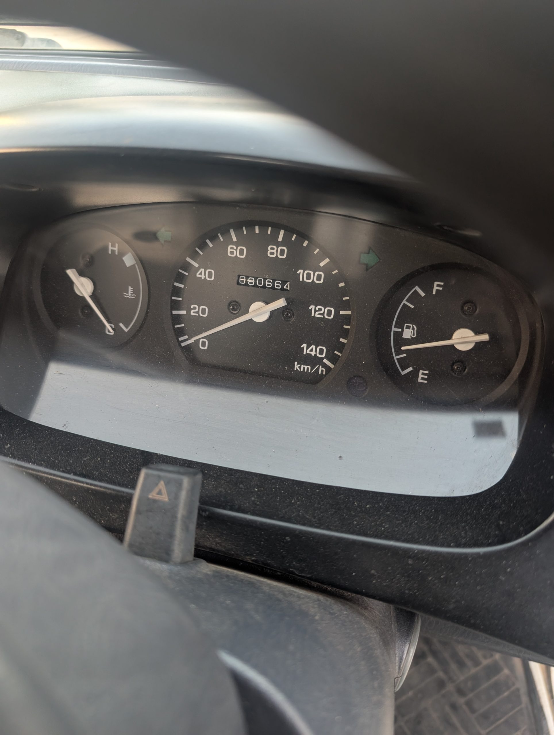 
								Go Anywhere: 2000 Daihatsu Hijet 4WD 5-Speed full									