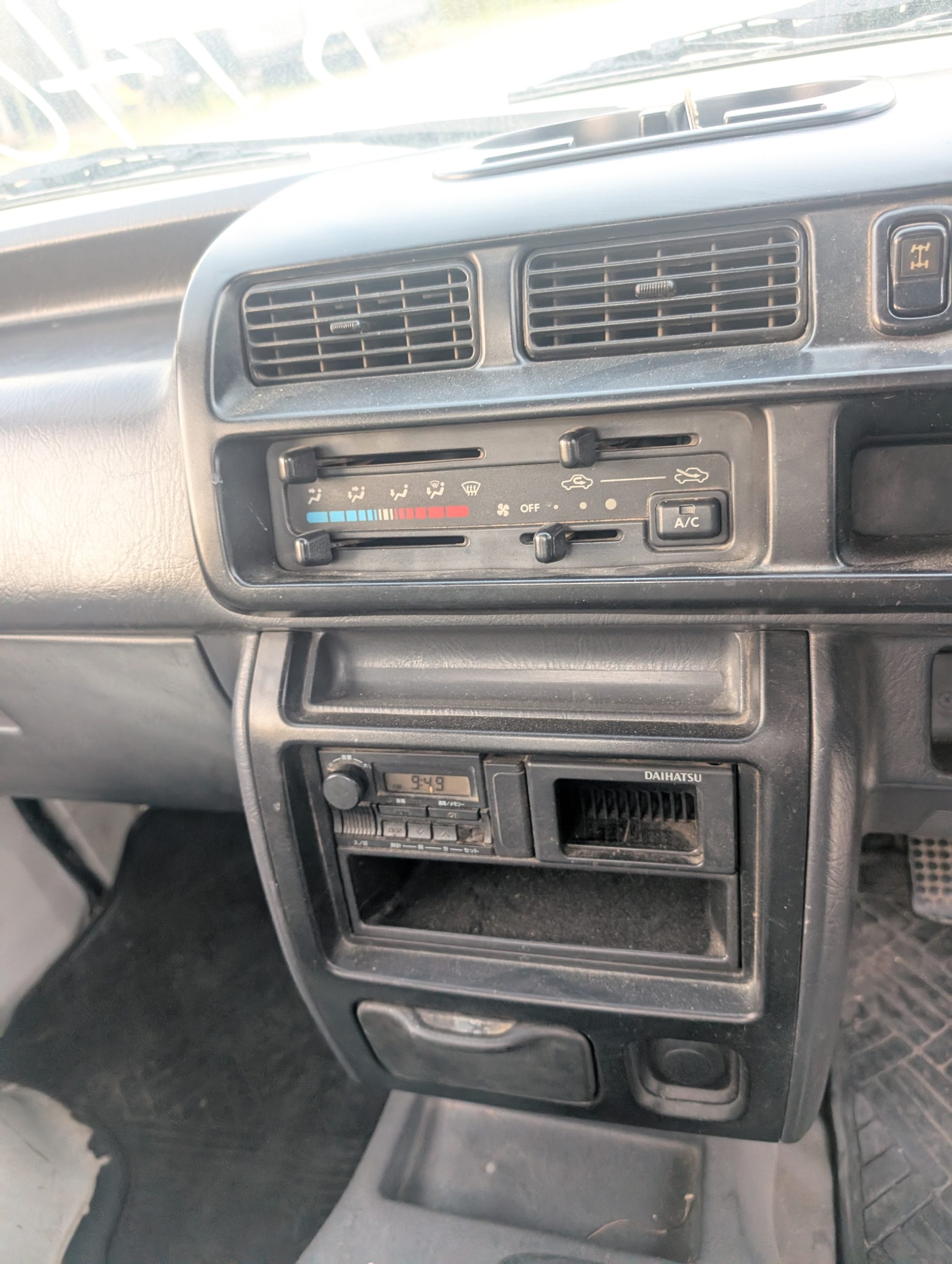 
								Go Anywhere: 2000 Daihatsu Hijet 4WD 5-Speed full									