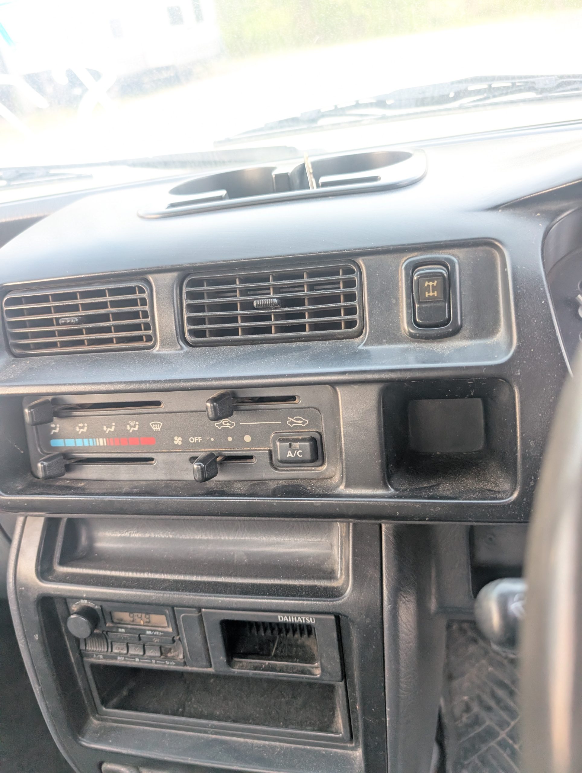 
								Go Anywhere: 2000 Daihatsu Hijet 4WD 5-Speed full									