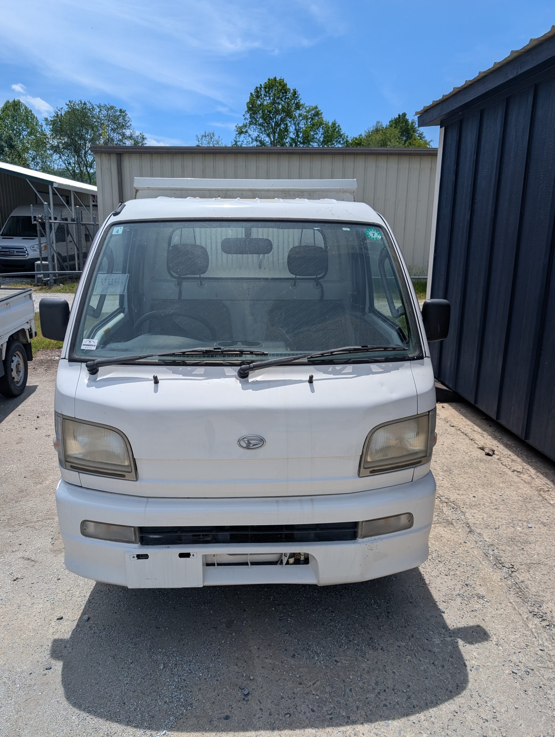 
								Low-Mileage Workhorse: 2001 Daihatsu Hijet 4WD Dump Truck full									