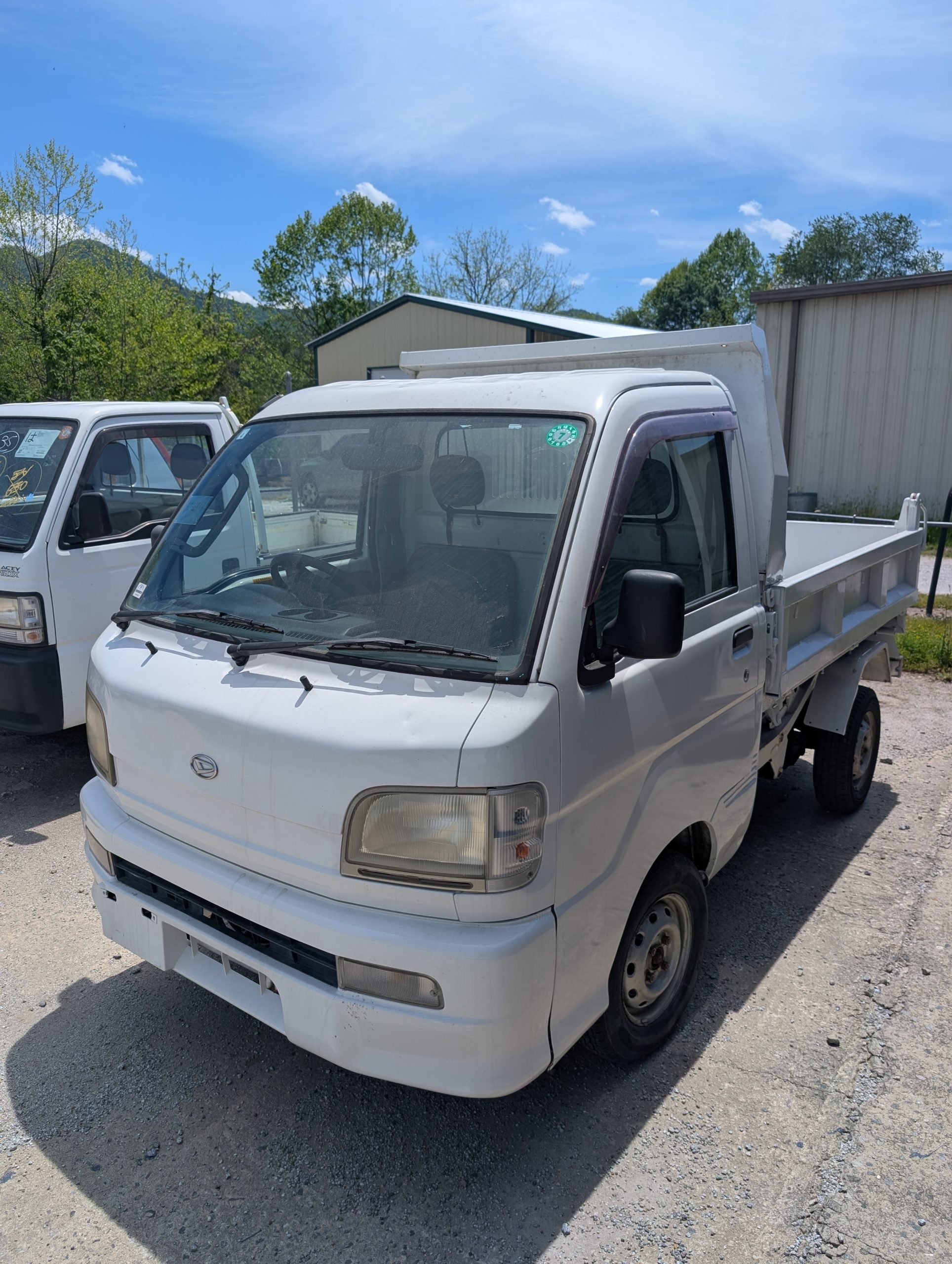 
								Low-Mileage Workhorse: 2001 Daihatsu Hijet 4WD Dump Truck full									