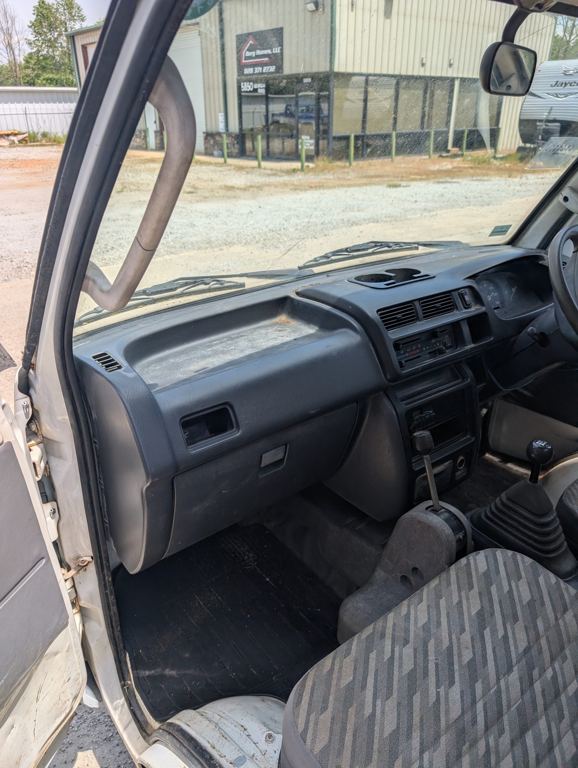 
								Low-Mileage Workhorse: 2001 Daihatsu Hijet 4WD Dump Truck full									