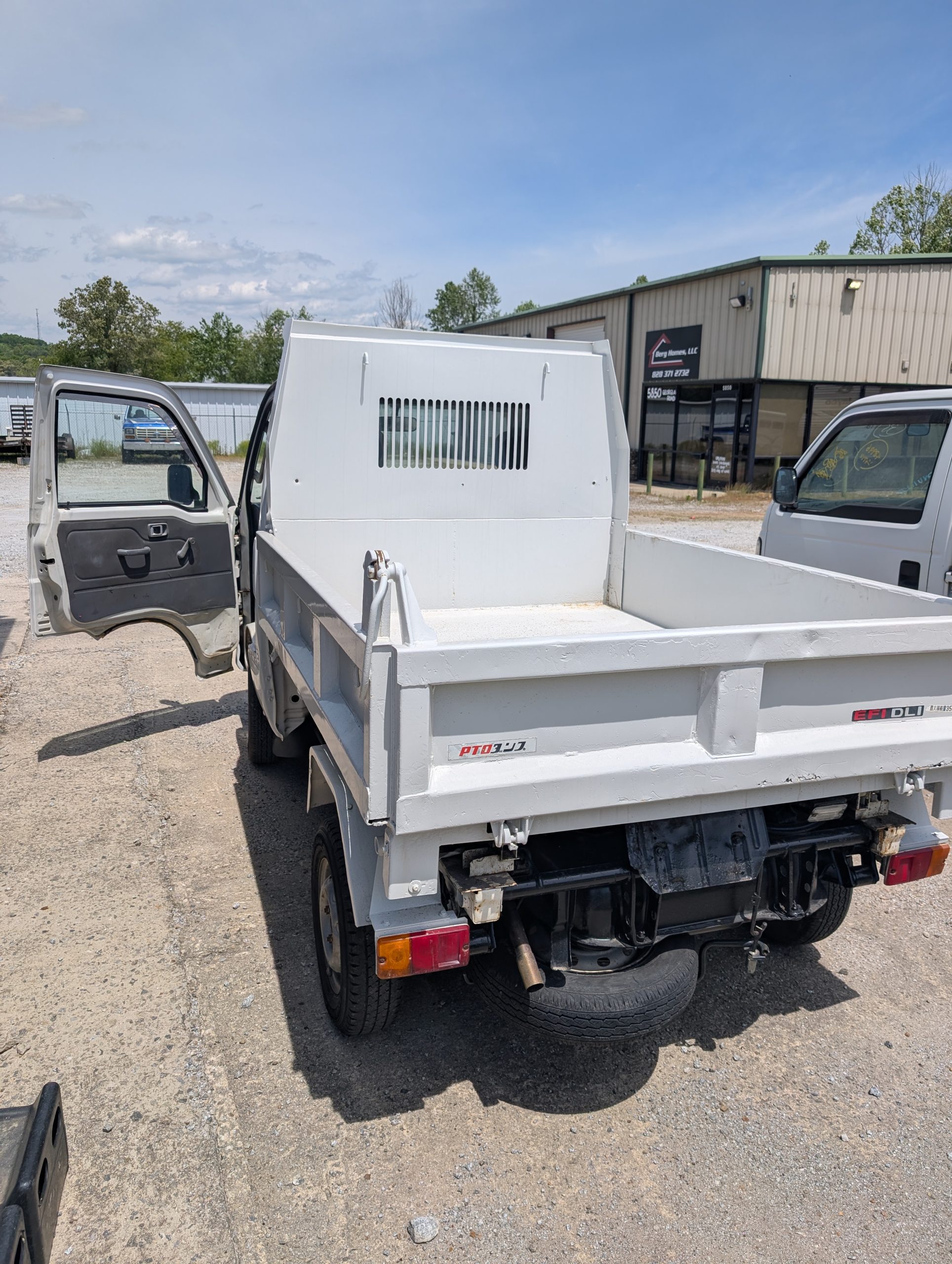 
								Low-Mileage Workhorse: 2001 Daihatsu Hijet 4WD Dump Truck full									