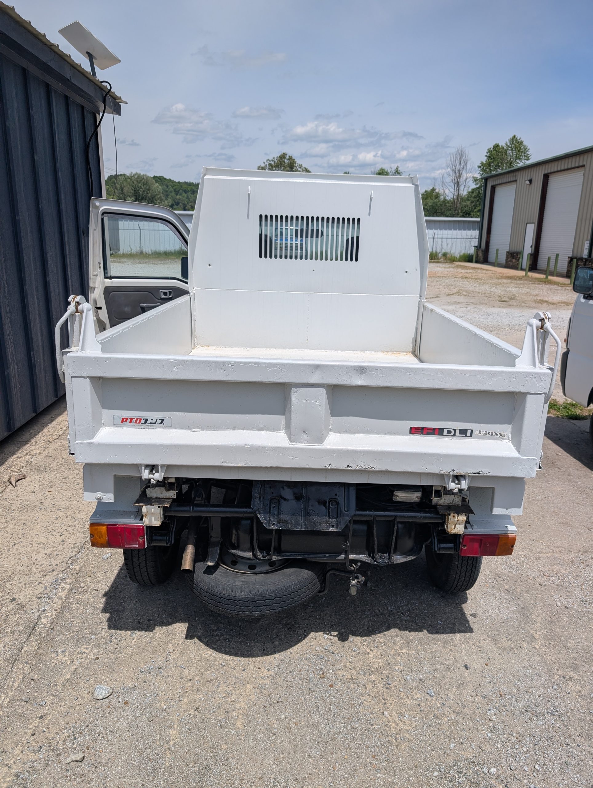 
								Low-Mileage Workhorse: 2001 Daihatsu Hijet 4WD Dump Truck full									