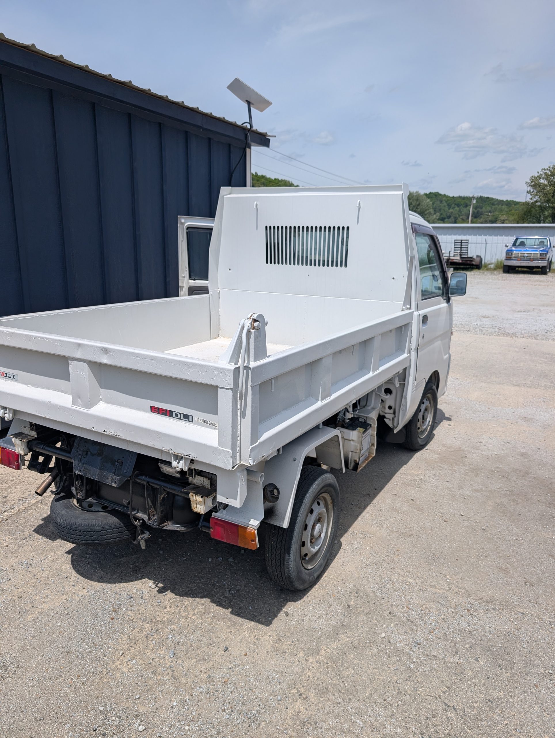 
								Low-Mileage Workhorse: 2001 Daihatsu Hijet 4WD Dump Truck full									