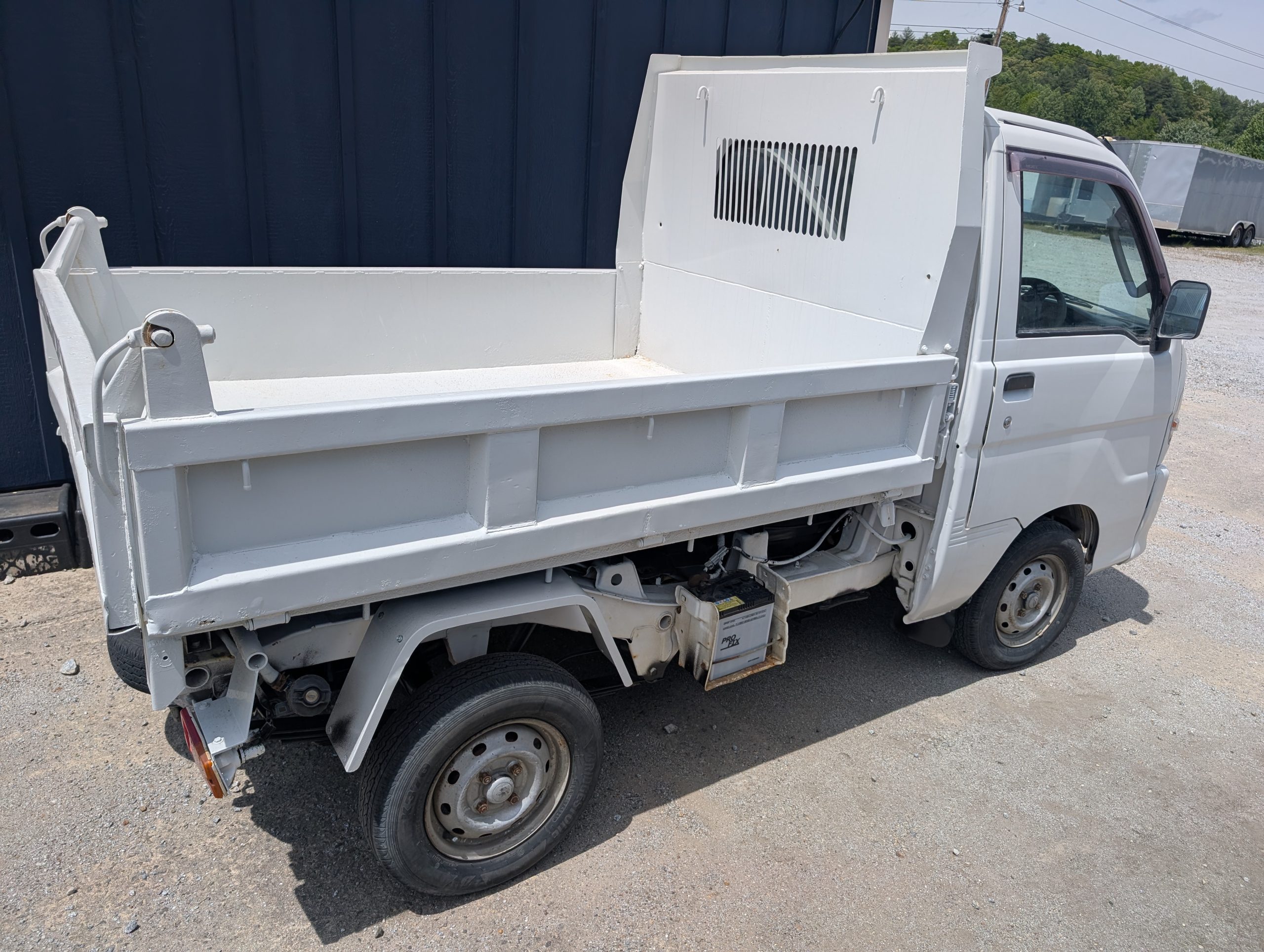 
								Low-Mileage Workhorse: 2001 Daihatsu Hijet 4WD Dump Truck full									