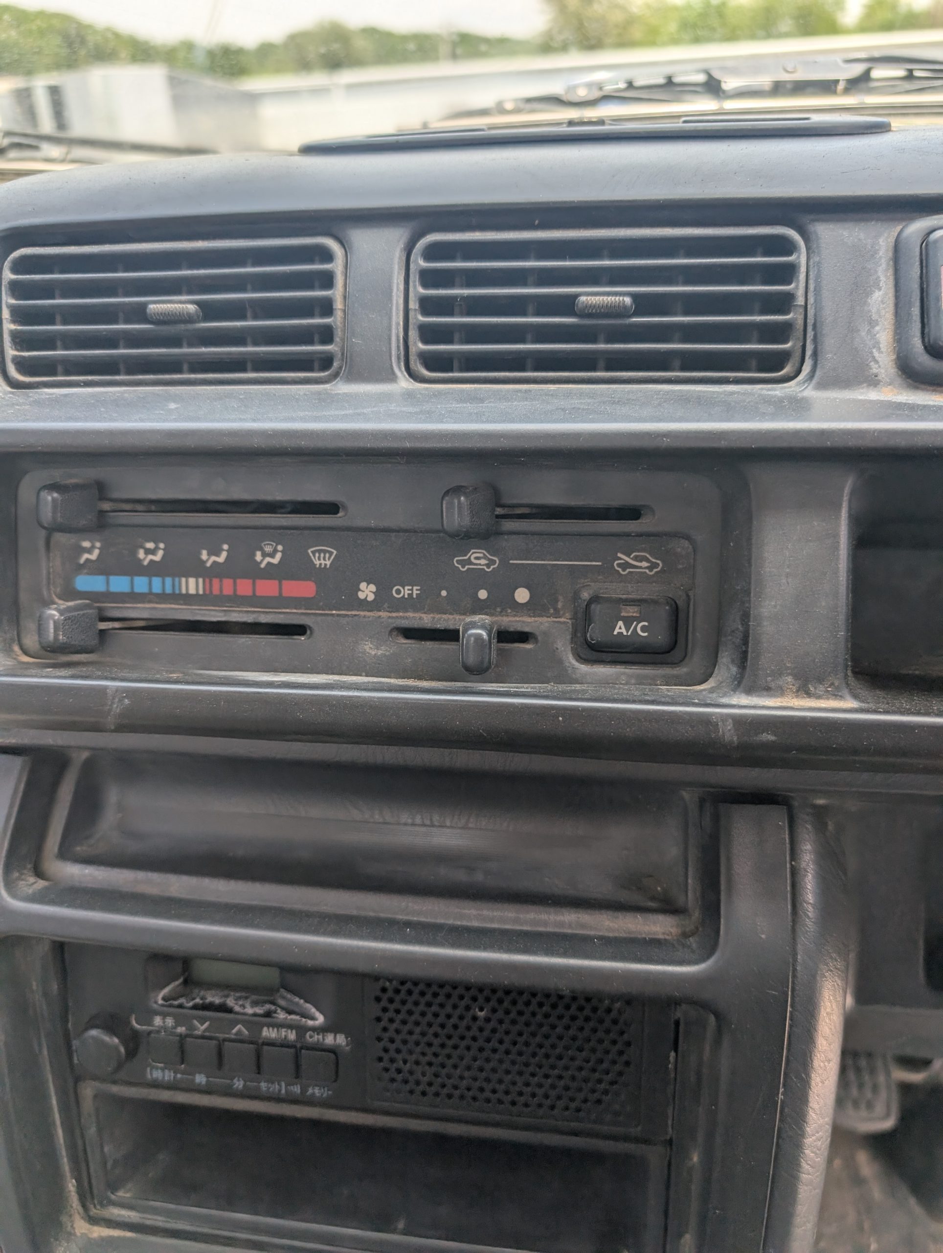 
								Low-Mileage Workhorse: 2001 Daihatsu Hijet 4WD Dump Truck full									
