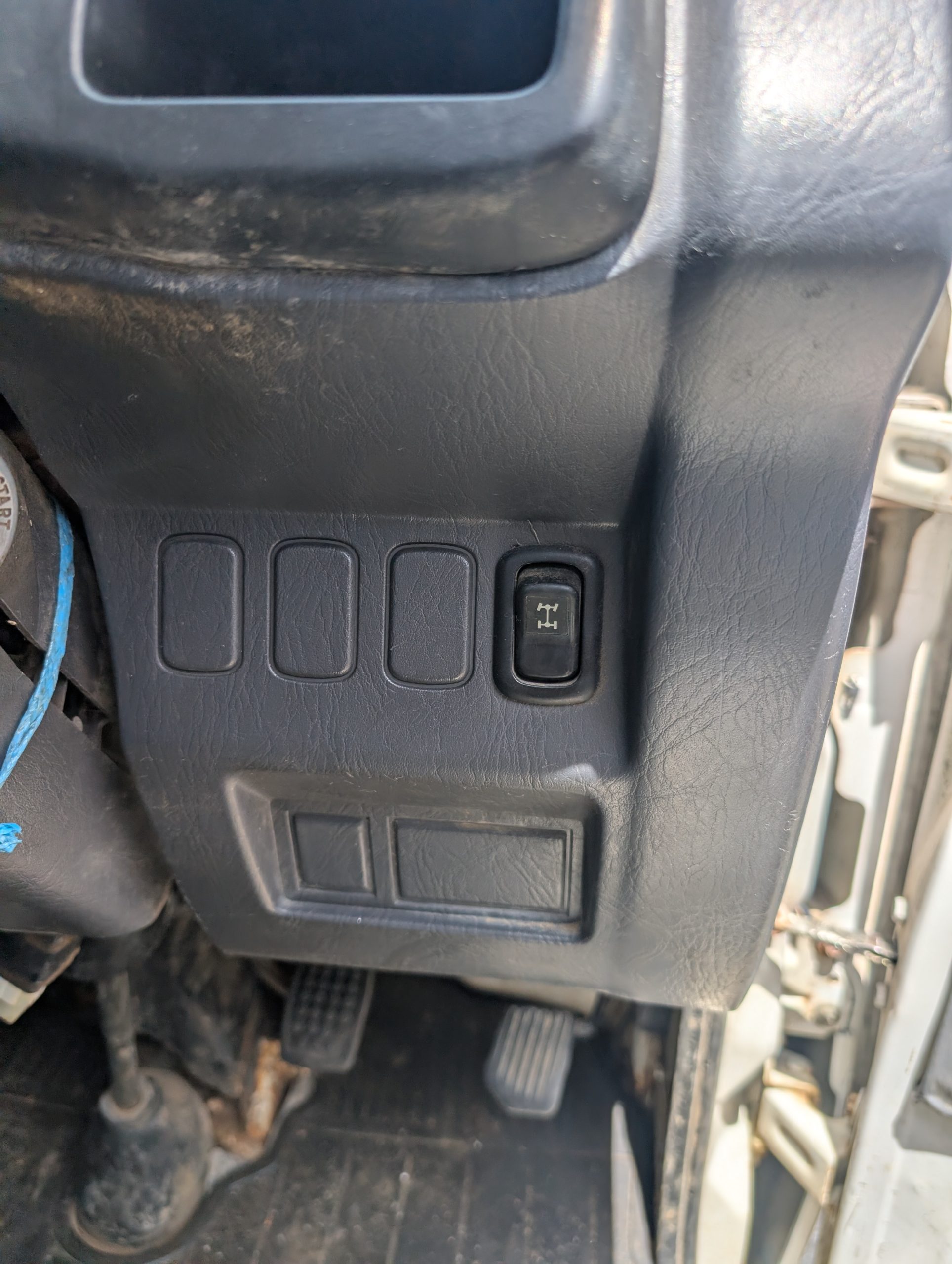 
								Low-Mileage Workhorse: 2001 Daihatsu Hijet 4WD Dump Truck full									