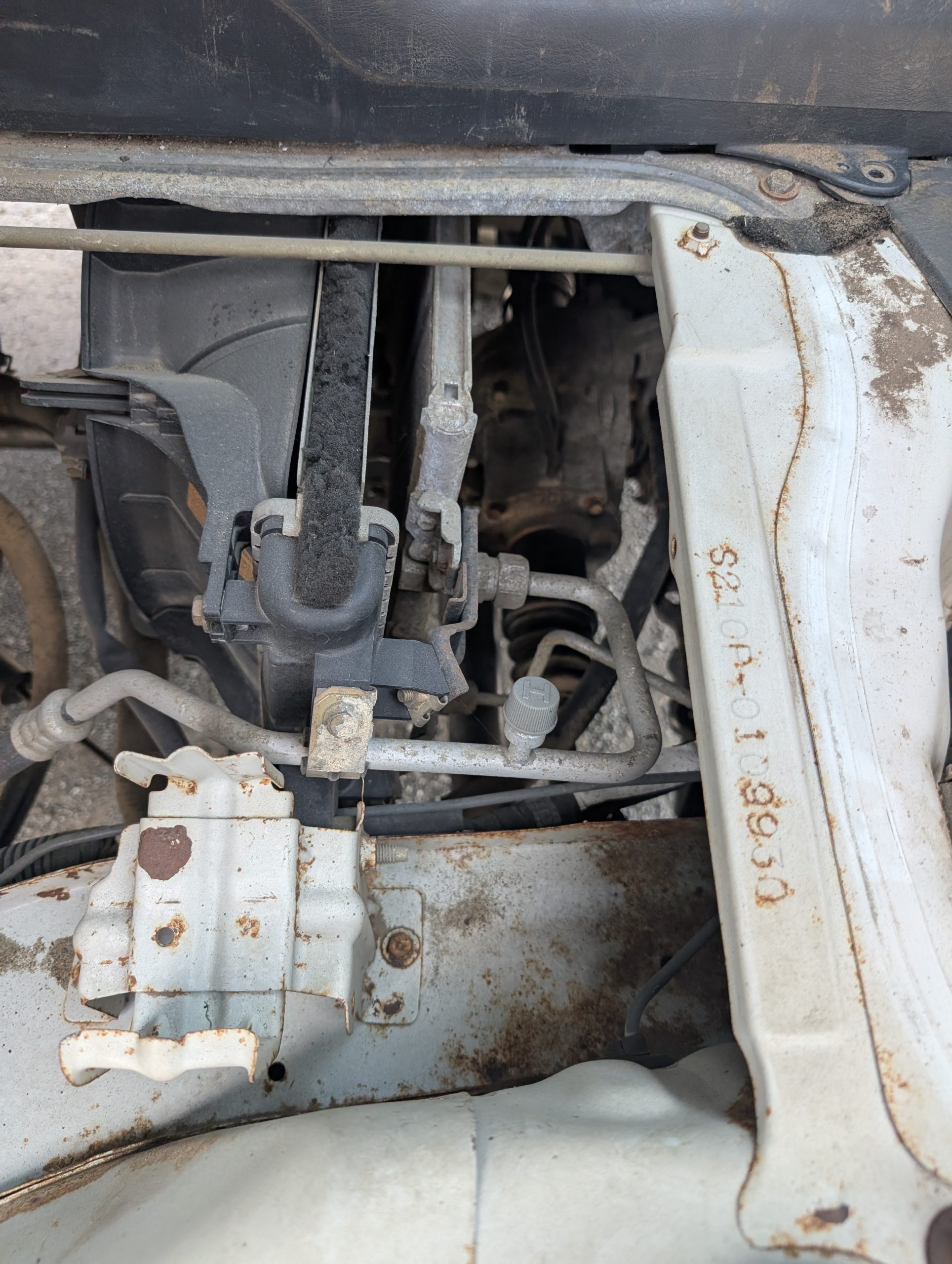 
								Low-Mileage Workhorse: 2001 Daihatsu Hijet 4WD Dump Truck full									