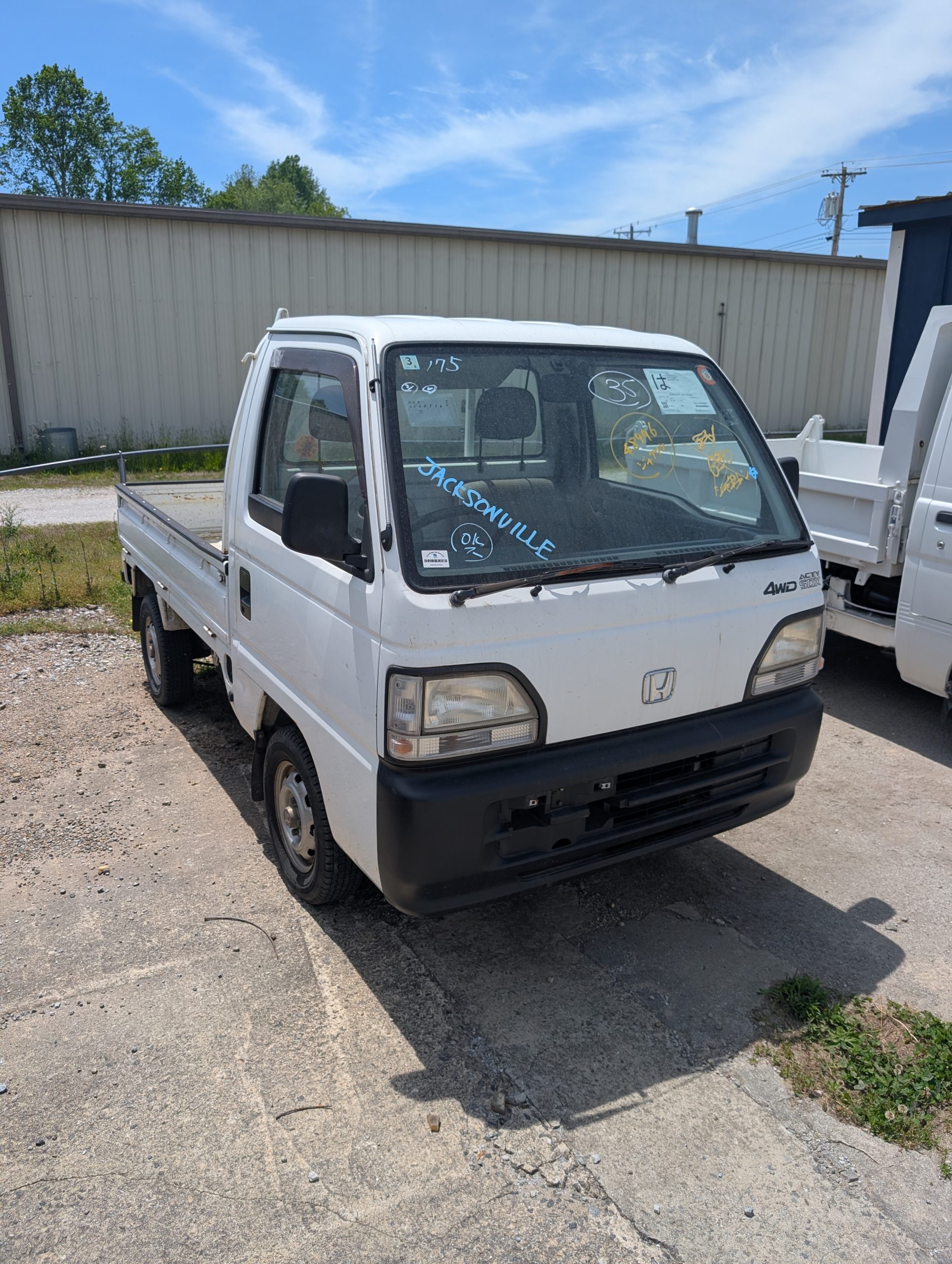 
								Low-Mileage 4WD Acty: Your Agile ’97 Honda Workhorse! full									