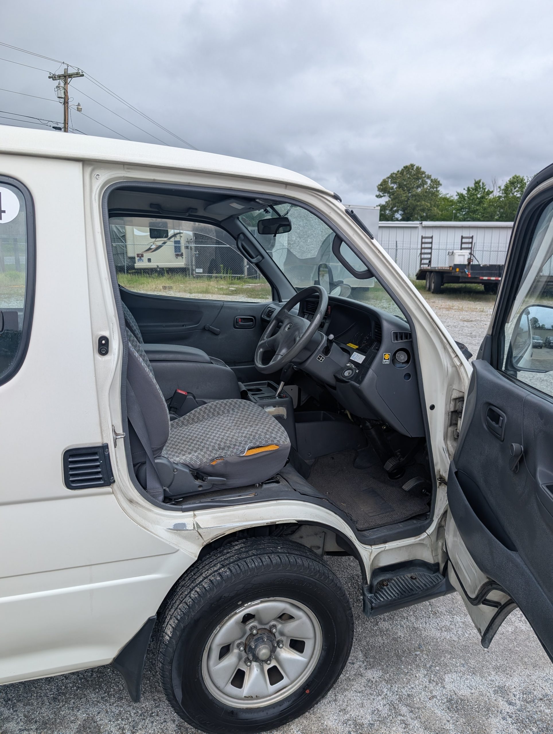 
								AWD Turbo Hiace: ’99 Toyota JDM 10-Passenger Adventure Van full									