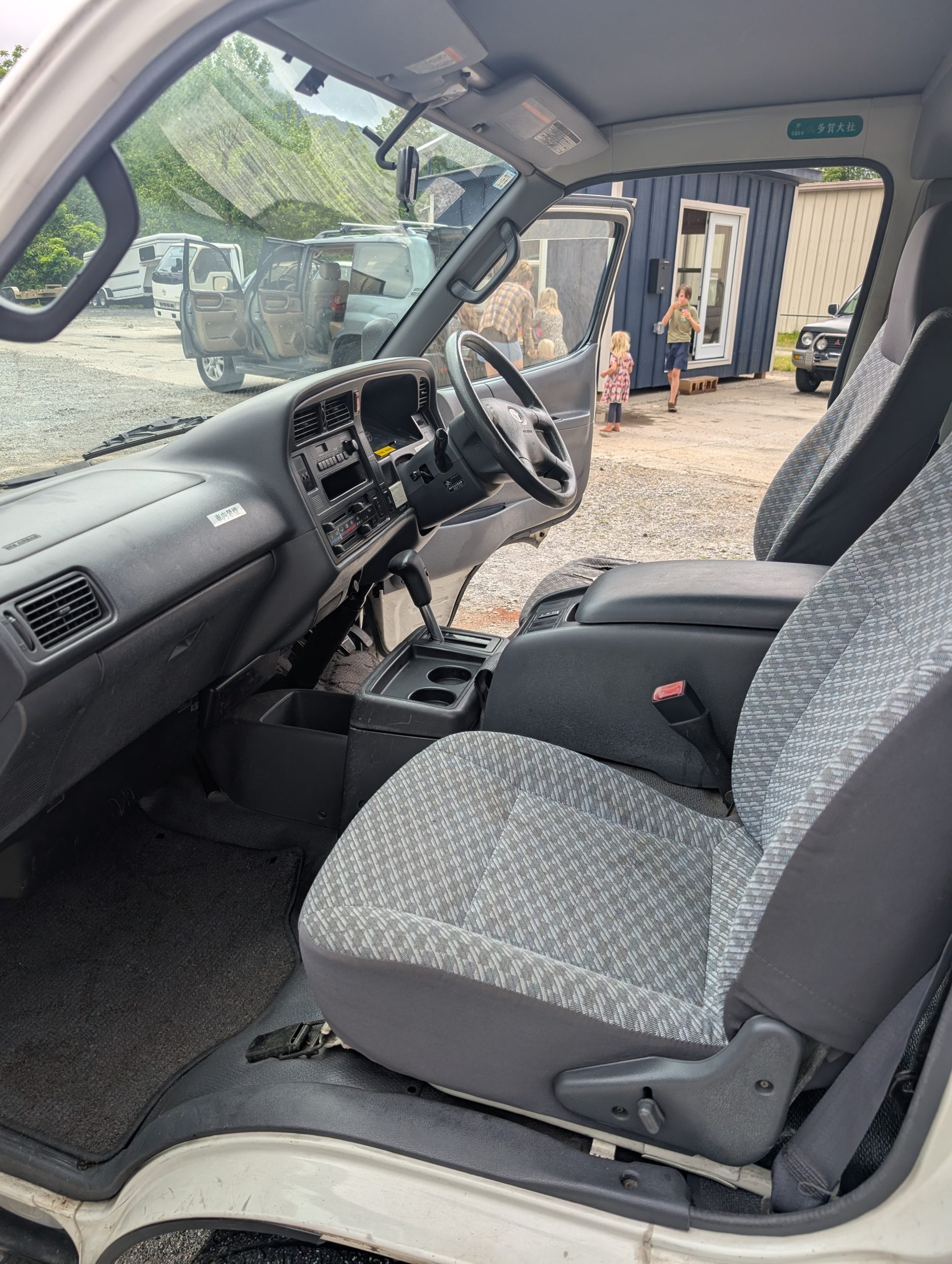 
								AWD Turbo Hiace: ’99 Toyota JDM 10-Passenger Adventure Van full									