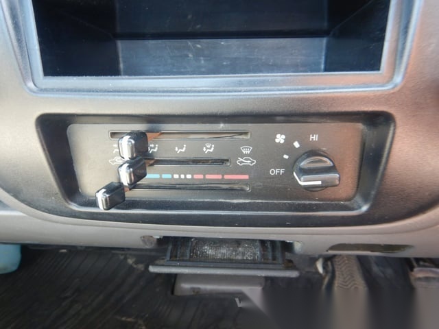 
								Toyota Tough: 2001 Townace 4×4 Manual Utility full									