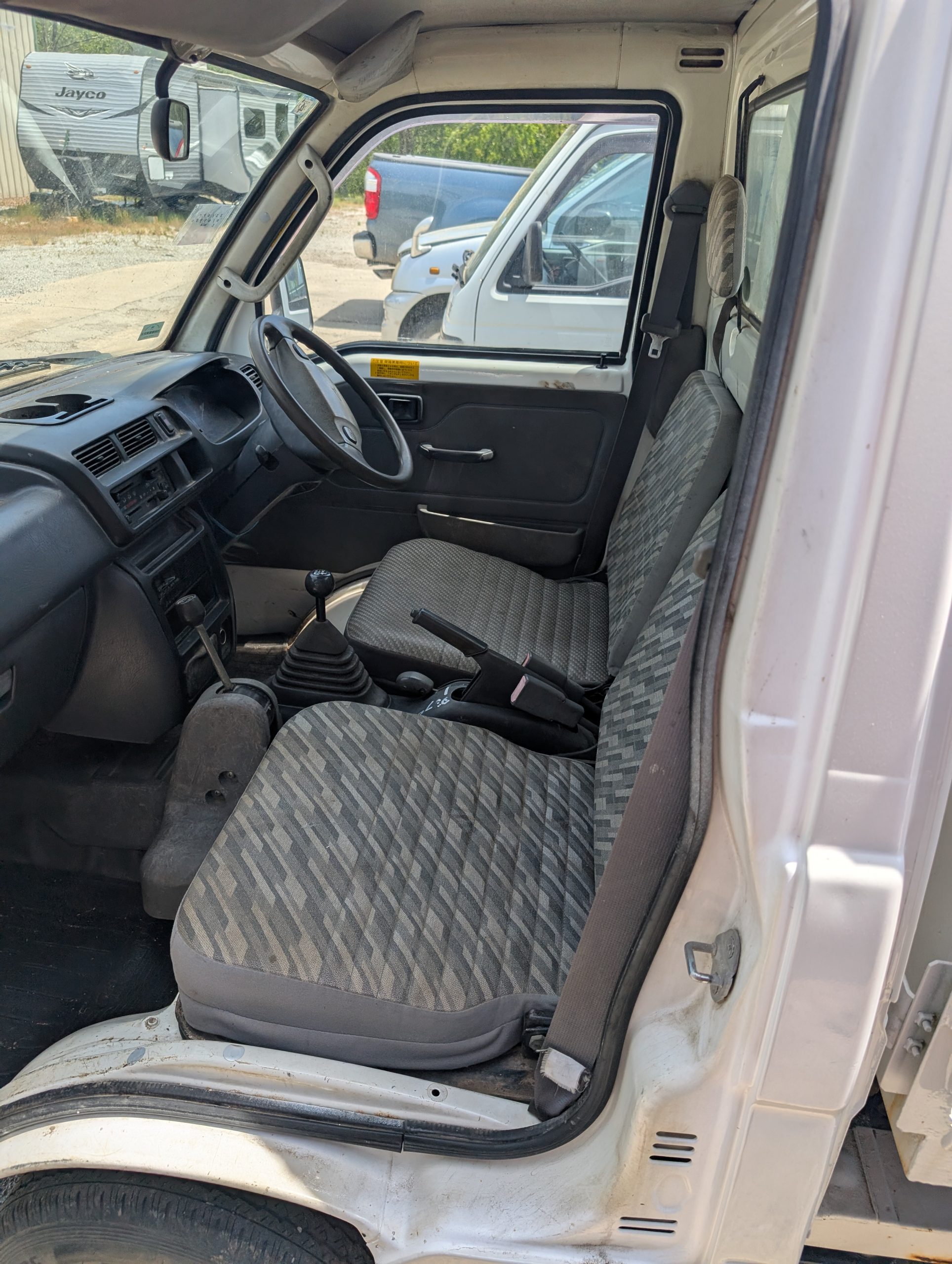 
								Low-Mileage Workhorse: 2001 Daihatsu Hijet 4WD Dump Truck full									