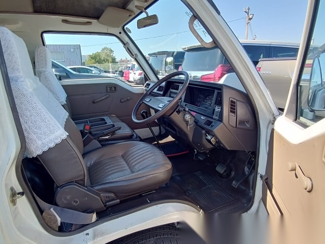 
								Retro Japanese Cargo Cruiser: 1992 Nissan Homy Coach Manual full									