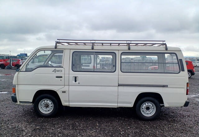 Homy Coach 1: full side profile showing the long body and roof rack
