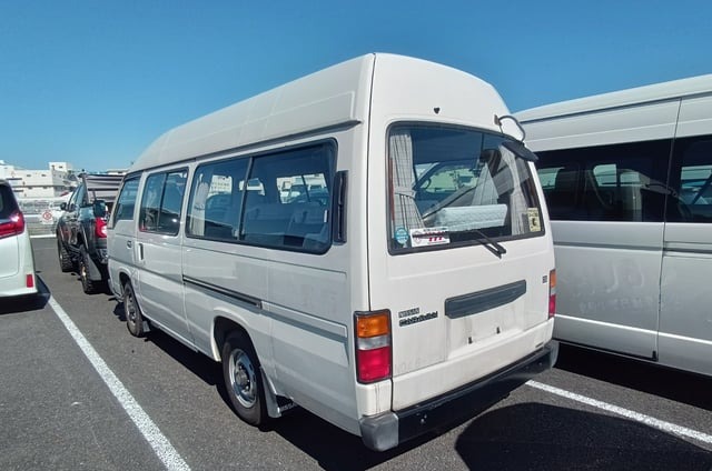 Homy Coach 2: high-roof rear three-quarter beside another van
